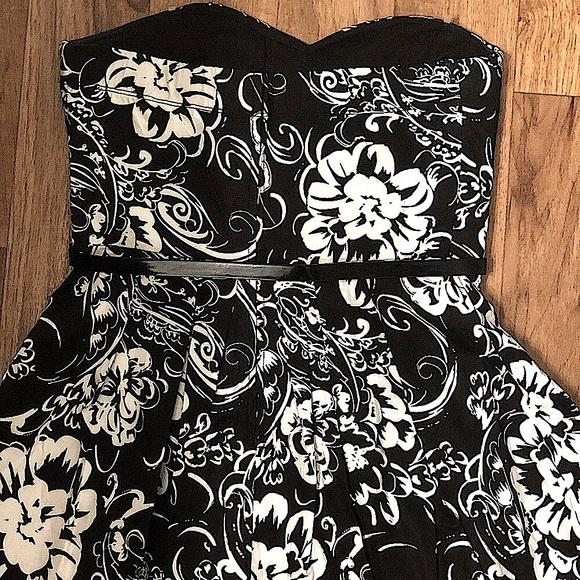 Strapless Black and White Floral Dress with Sweetheart Neckline- Like New-Size 7 - Picture 4 of 4
